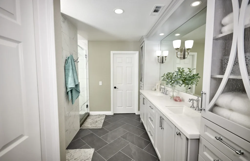 Traditional Light Grey Primary Bathroom